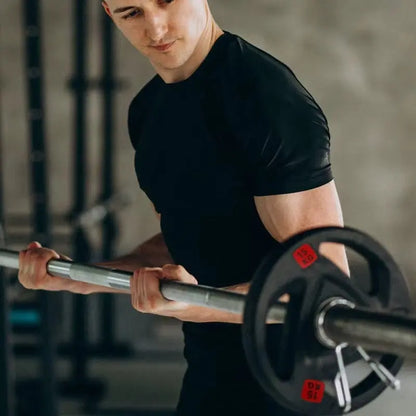 homme bicep curl barre disque musculation