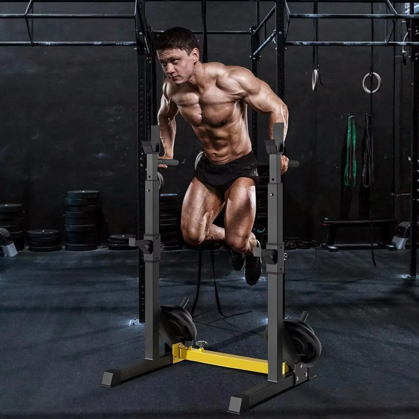 homme fait dips sur rack a squat
