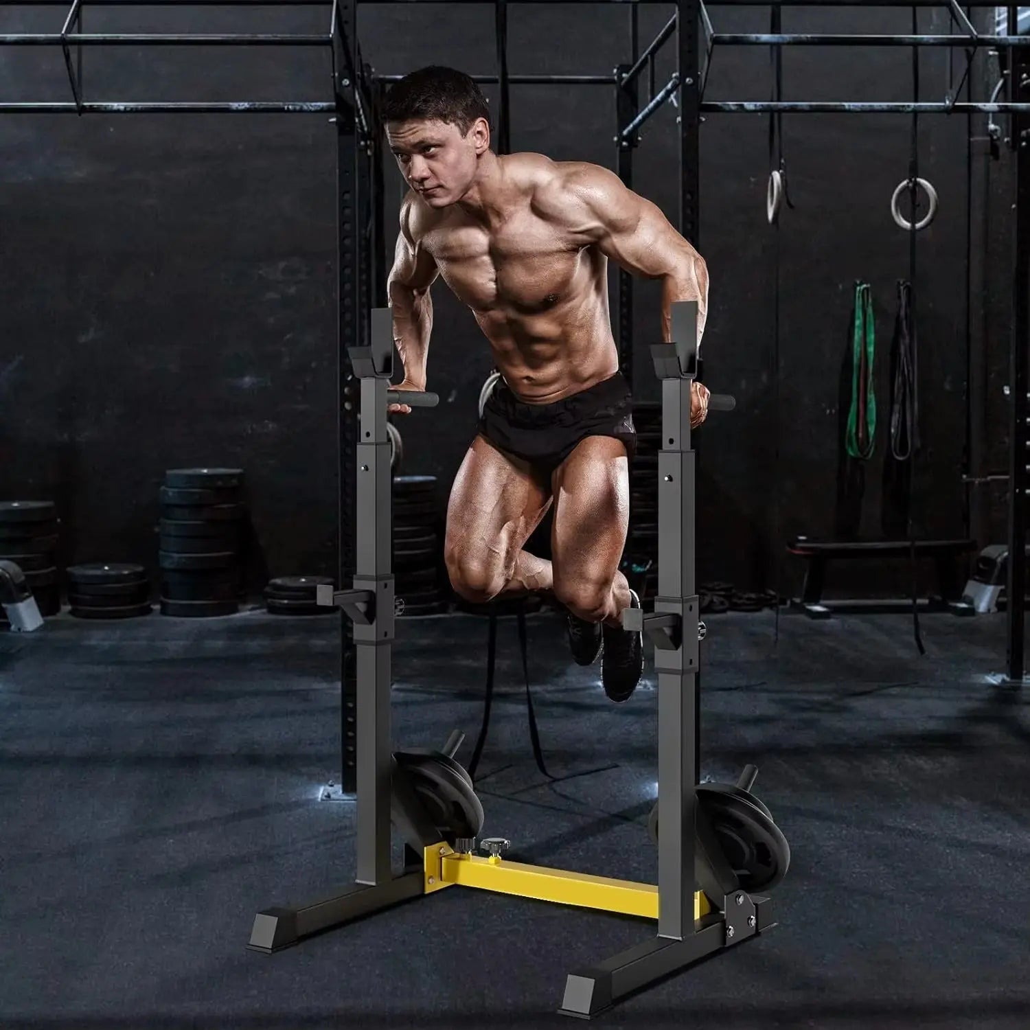 homme fait dips sur rack a squat