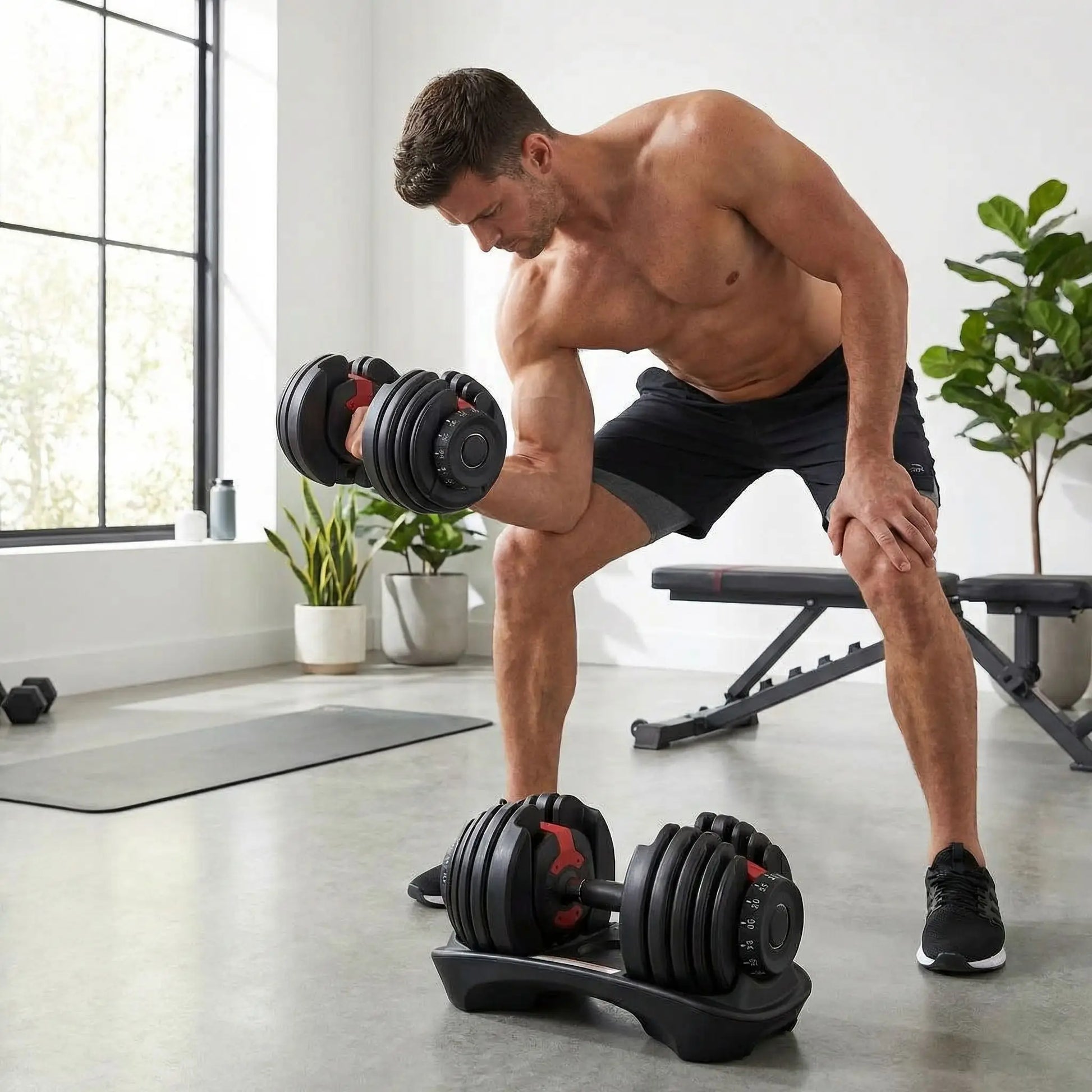 homme qui sentraine a maison avec haltere ajustable