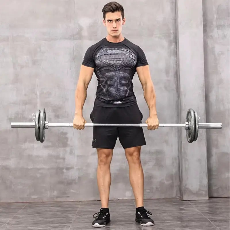 homme tien une barre avec des poids